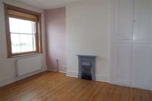  Image of 3 bedroom Maisonette to rent in Clarence Road East Cowes PO32 at East Cowes, PO32 6EP