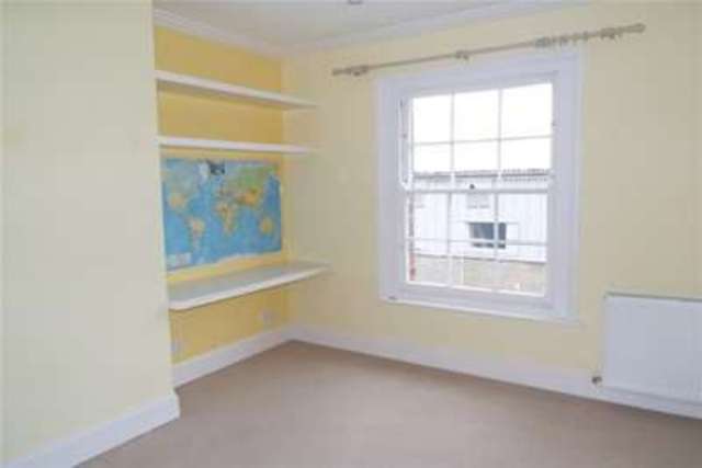  Image of 3 bedroom Maisonette to rent in Clarence Road East Cowes PO32 at East Cowes, PO32 6EP