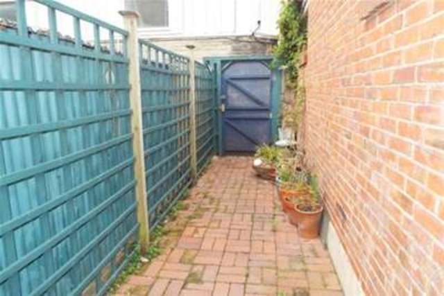  Image of 3 bedroom Maisonette to rent in Clarence Road East Cowes PO32 at East Cowes, PO32 6EP