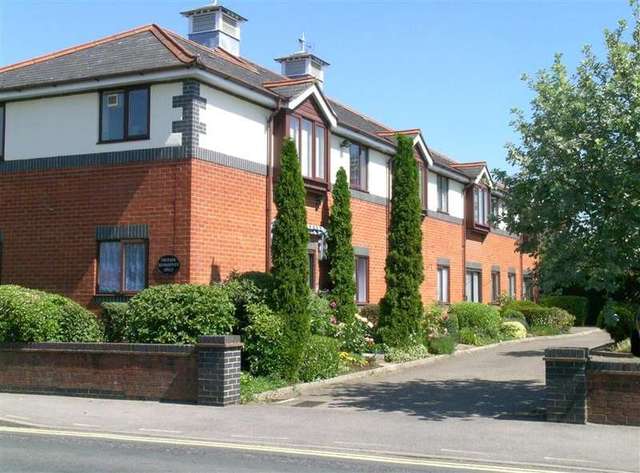  Image of 1 bedroom Apartment for sale in Reading Road Pangbourne Reading RG8 at Pangbourne  Reading, RG8 7HS