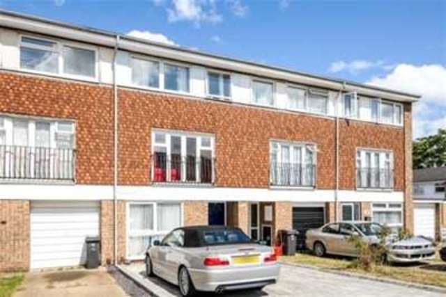  Image of 5 bedroom Property to rent in Earle Gardens Kingston upon Thames KT2 at Kingston upon Thames, KT2 5TB