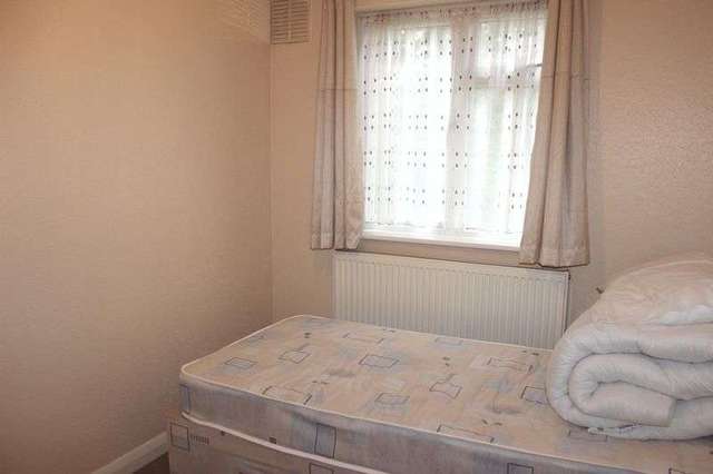  Image of 2 bedroom Flat to rent in Cedar Court Egham TW20 at Cedar Court  Egham, TW20 9DB