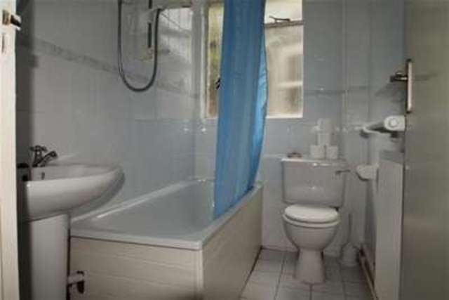  Image of 2 bedroom Flat to rent in Eglinton Hill London SE18 at London, SE18 3DU
