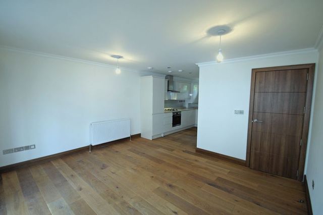  Image of 1 bedroom Houses to rent in Elm Park Road London N21 at Elm Park Road Winchmore Hill Winchmore Hill, N21 2HS