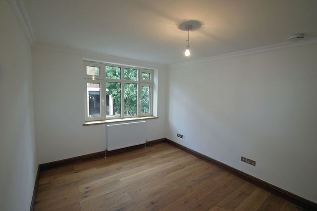  Image of 1 bedroom Houses to rent in Elm Park Road London N21 at Elm Park Road Winchmore Hill Winchmore Hill, N21 2HS