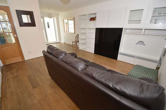  Image of 3 bedroom Terraced house to rent in Elm Way London N11 at Elm Way  London, N11 3NP