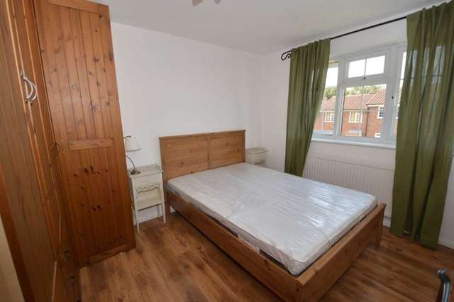  Image of 3 bedroom Terraced house to rent in Elm Way London N11 at Elm Way  London, N11 3NP