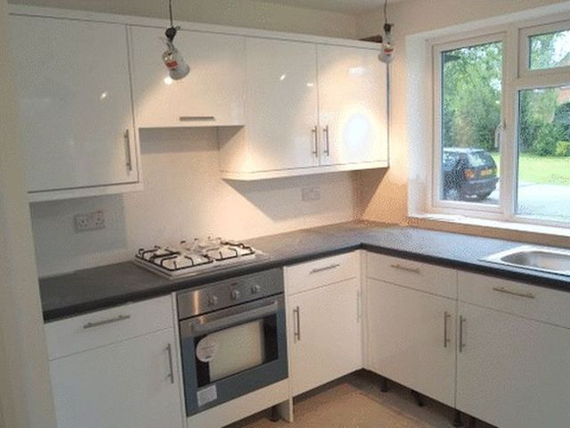  Image of 2 bedroom Flat to rent in Axwood Epsom KT18 at Axwood  Epsom, KT18 7DR