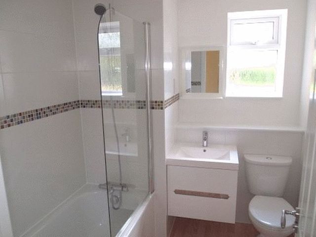  Image of 2 bedroom Flat to rent in Axwood Epsom KT18 at Axwood  Epsom, KT18 7DR