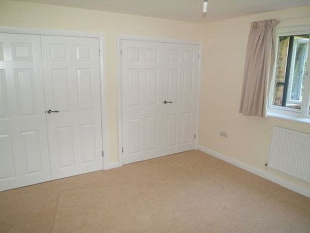  Image of 2 bedroom Flat to rent in Axwood Epsom KT18 at Axwood  Epsom, KT18 7DR
