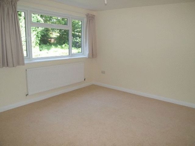  Image of 2 bedroom Flat to rent in Axwood Epsom KT18 at Axwood  Epsom, KT18 7DR