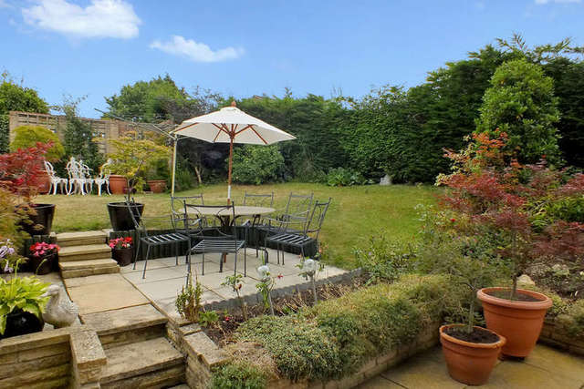  Image of 3 bedroom Semi-Detached house for sale in Marines Drive Faringdon SN7 at Faringdon Oxfordshire, SN7 7UJ