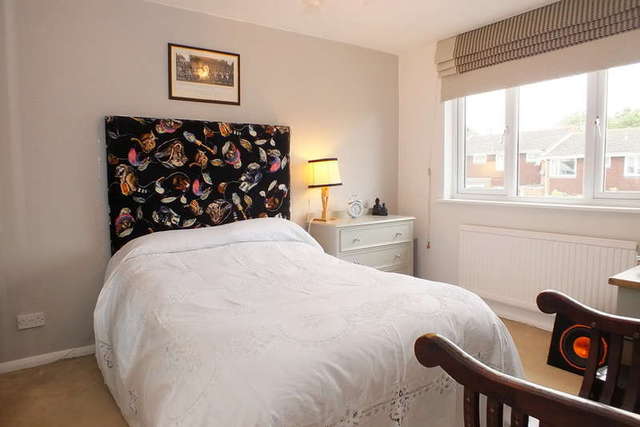  Image of 3 bedroom Semi-Detached house for sale in Marines Drive Faringdon SN7 at Faringdon Oxfordshire, SN7 7UJ
