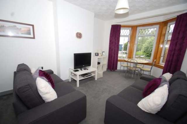  Image of 3 bedroom Flat for sale in Moness Drive Glasgow G52 at Moness Drive  Glasgow, G52 1HB