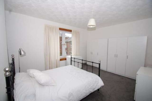  Image of 3 bedroom Flat for sale in Moness Drive Glasgow G52 at Moness Drive  Glasgow, G52 1HB