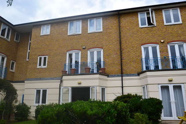  Image of 2 bedroom Flat to rent in Fuller Close London E2 at Bethnal Green, E2 6DX
