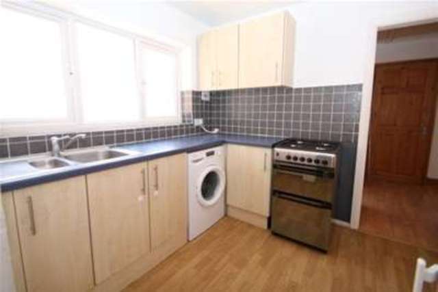  Image of 3 bedroom Flat to rent in Garlands Road Redhill RH1 at Redhill, RH1 6NT