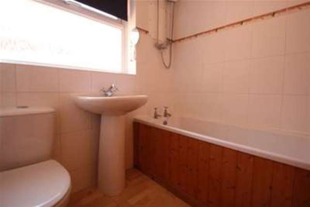  Image of 3 bedroom Flat to rent in Garlands Road Redhill RH1 at Redhill, RH1 6NT