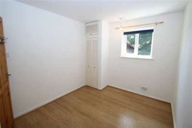  Image of 3 bedroom Flat to rent in Garlands Road Redhill RH1 at Redhill, RH1 6NT