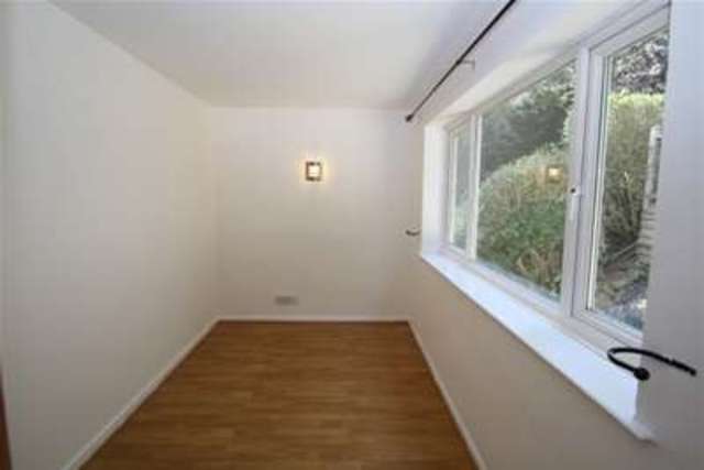  Image of 3 bedroom Flat to rent in Garlands Road Redhill RH1 at Redhill, RH1 6NT