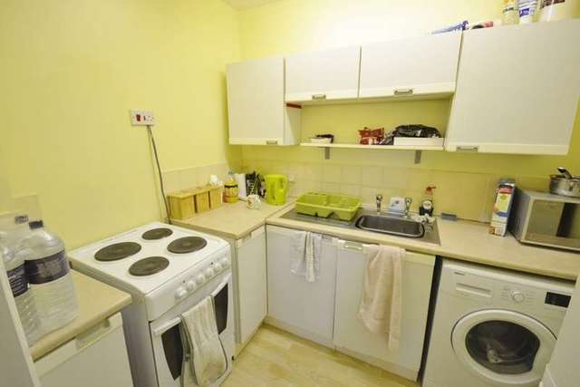  Image of 1 bedroom Flat to rent in George Street Hailsham BN27 at 16 George Street  Hailsham, BN27 1AE