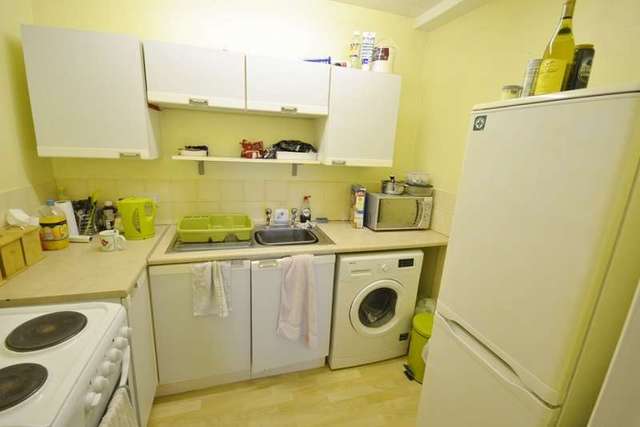  Image of 1 bedroom Flat to rent in George Street Hailsham BN27 at 16 George Street  Hailsham, BN27 1AE