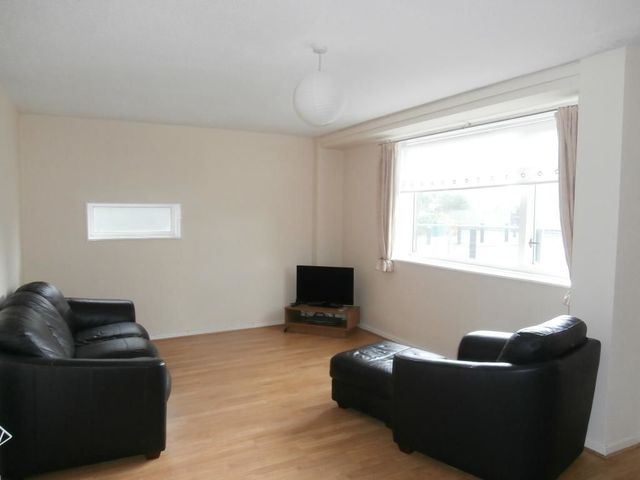  Image of 1 bedroom Flat to rent in Glenbervie Road Grangemouth FK3 at Grangemouth Falkirk Falkirk, FK3 9LE