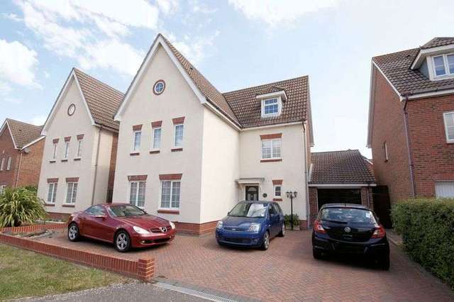  Image of 5 bedroom Detached house for sale in Grayson Close Lee-on-the-Solent PO13 at Grayson Close  Lee-On-The-Solent, PO13 8BH