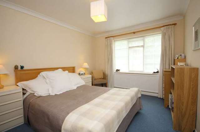  Image of 4 bedroom Detached house for sale in Haywards Close Henley-on-Thames RG9 at Henley-On-Thames, RG9 1UY