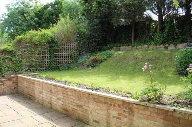  Image of 4 bedroom Detached house for sale in Haywards Close Henley-on-Thames RG9 at Henley-On-Thames, RG9 1UY