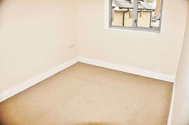  Image of 2 bedroom Flat to rent in Hemnall Street Epping CM16 at Hemnall Street  Epping, CM16 4LY