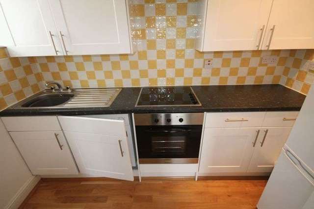  Image of 3 bedroom Flat to rent in High Road Buckhurst Hill IG9 at High Road  Buckhurst Hill, IG9 5HP