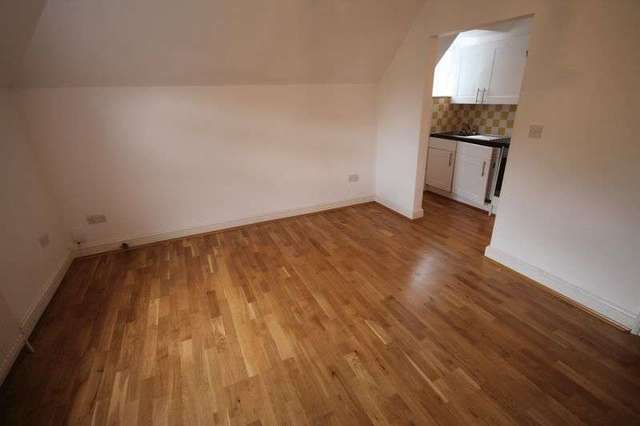  Image of 3 bedroom Flat to rent in High Road Buckhurst Hill IG9 at High Road  Buckhurst Hill, IG9 5HP