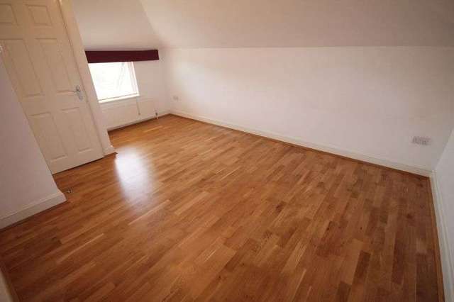  Image of 3 bedroom Flat to rent in High Road Buckhurst Hill IG9 at High Road  Buckhurst Hill, IG9 5HP