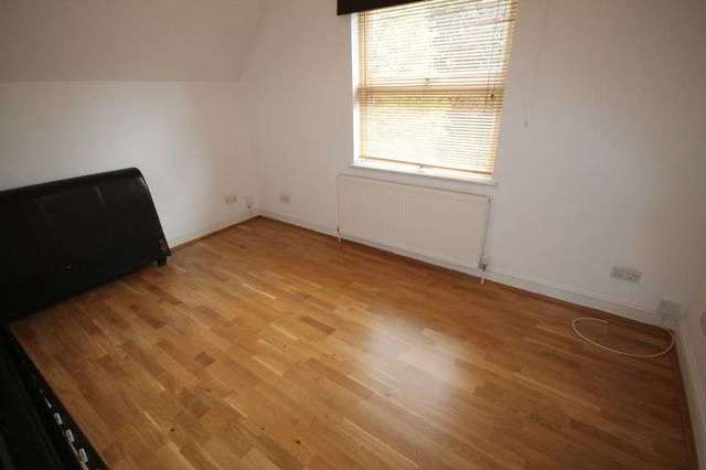  Image of 3 bedroom Flat to rent in High Road Buckhurst Hill IG9 at High Road  Buckhurst Hill, IG9 5HP