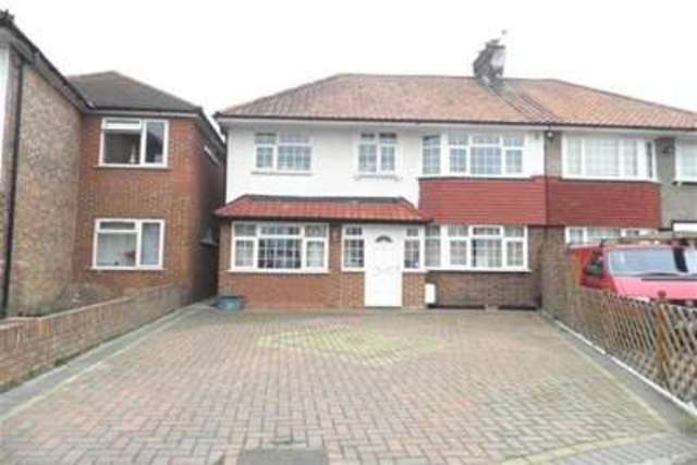  Image of 6 bedroom Property to rent in Highbury Close New Malden KT3 at New Malden, KT3 5BY