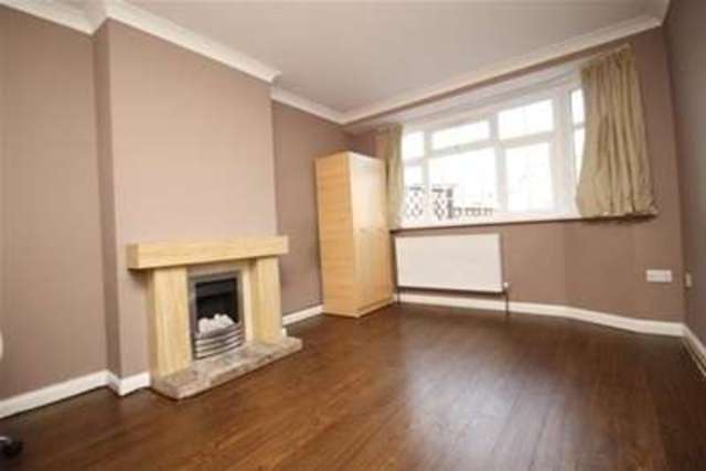  Image of 6 bedroom Property to rent in Highbury Close New Malden KT3 at New Malden, KT3 5BY