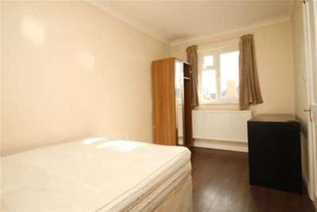  Image of 6 bedroom Property to rent in Highbury Close New Malden KT3 at New Malden, KT3 5BY
