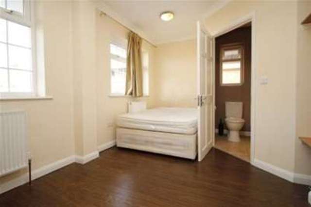  Image of 6 bedroom Property to rent in Highbury Close New Malden KT3 at New Malden, KT3 5BY