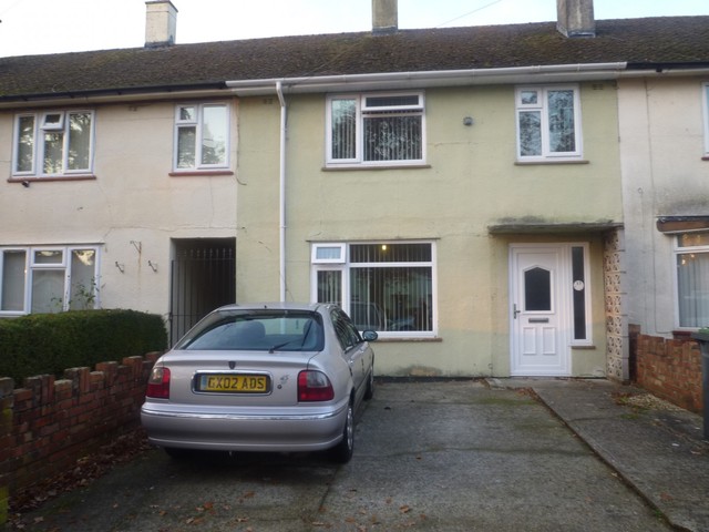  Image of 3 bedroom Terraced house to rent in Highclere Avenue Havant PO9 at Havant, PO9 4RB