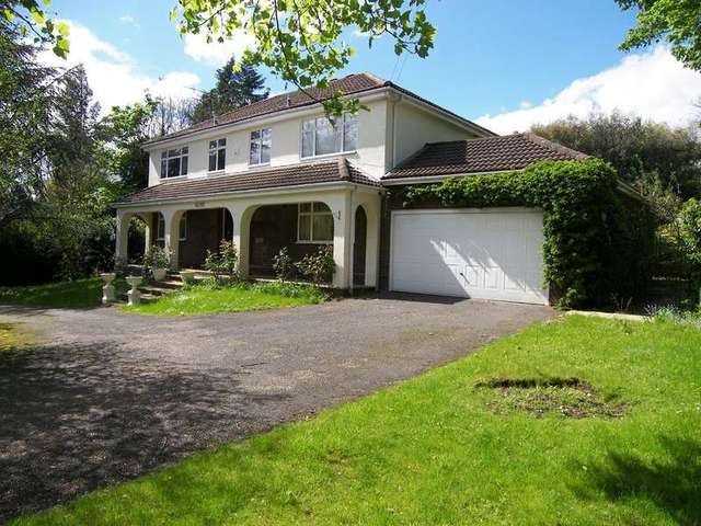  Image of 5 bedroom Detached house to rent in Hillside Road Pinner HA5 at Pinner Middlesex, HA5 3YJ