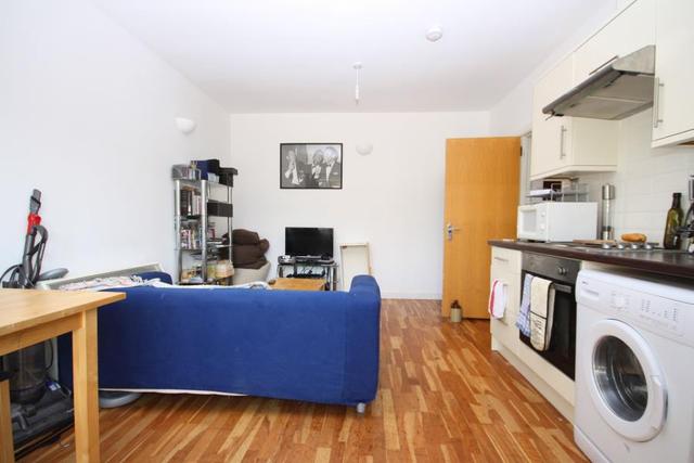  Image of 2 bedroom Apartment to rent in Old Bellgate Place London E14 at Canary Wharf, E14 3SX