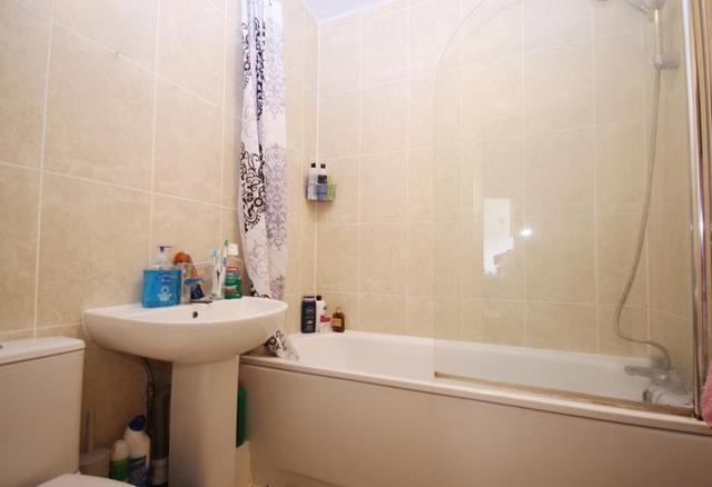  Image of 2 bedroom Apartment to rent in Old Bellgate Place London E14 at Canary Wharf, E14 3SX