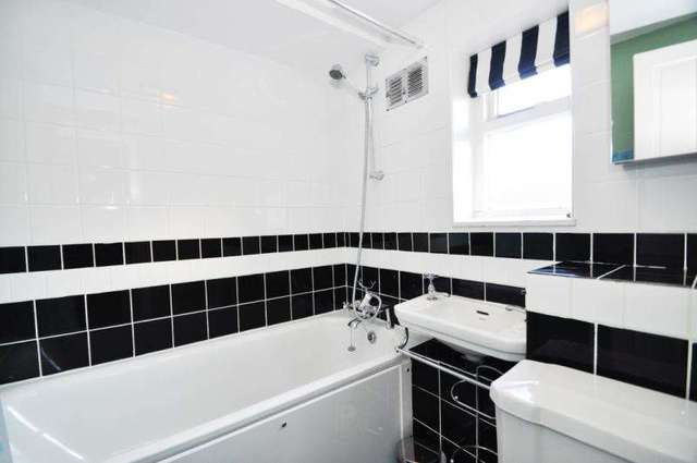  Image of 1 bedroom Flat to rent in Kingston Road London SW19 at London  Wimbledon, SW19 3NW