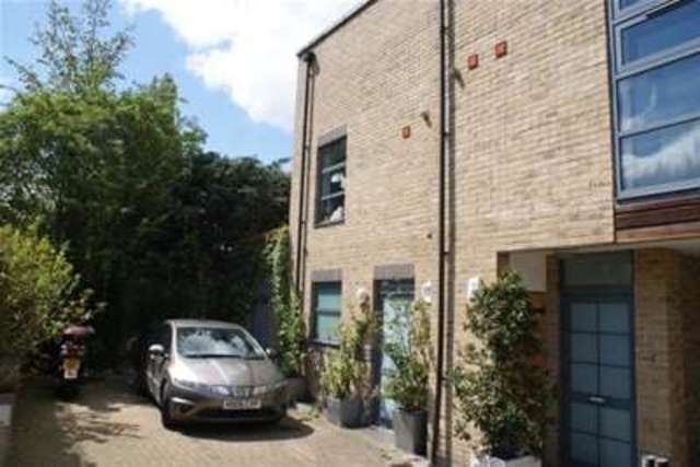  Image of 3 bedroom Property to rent in Pallister Terrace Roehampton Vale London SW15 at London, SW15 3ER
