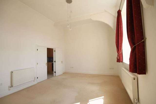  Image of 2 bedroom Flat to rent in Lavender Close Leatherhead KT22 at Lavender Close  LEATHERHEAD, KT22 8LE