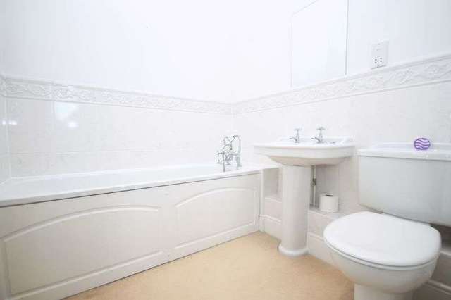  Image of 2 bedroom Flat to rent in Lavender Close Leatherhead KT22 at Lavender Close  LEATHERHEAD, KT22 8LE