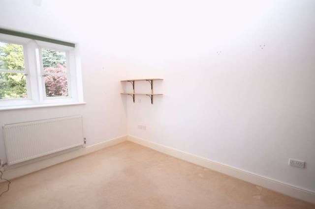  Image of 2 bedroom Flat to rent in Lavender Close Leatherhead KT22 at Lavender Close  LEATHERHEAD, KT22 8LE