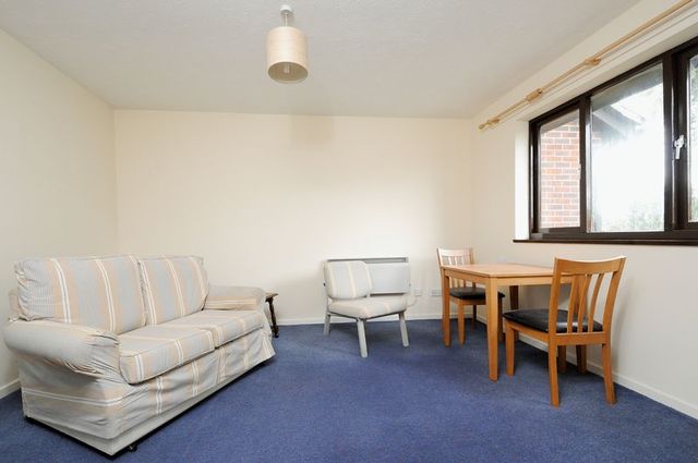  Image of 1 bedroom Flat for sale in Linacre Close Didcot OX11 at Linacre Close  Didcot, OX11 9RG