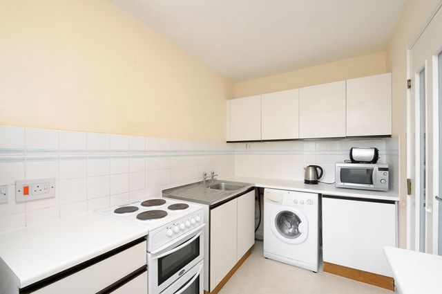  Image of 1 bedroom Flat for sale in Linacre Close Didcot OX11 at Linacre Close  Didcot, OX11 9RG